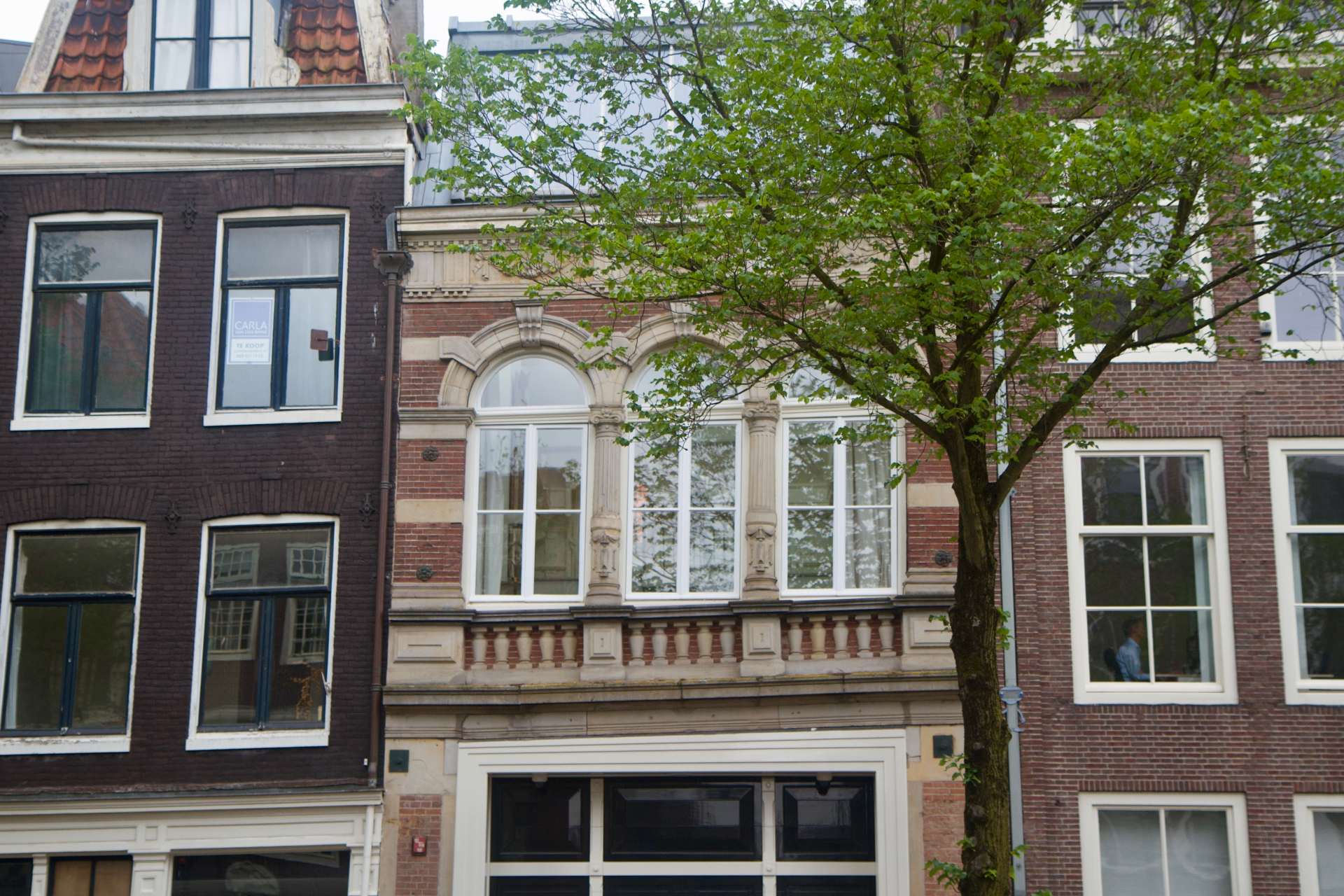 Detail van historische gevel met natuurstenen ornamenten