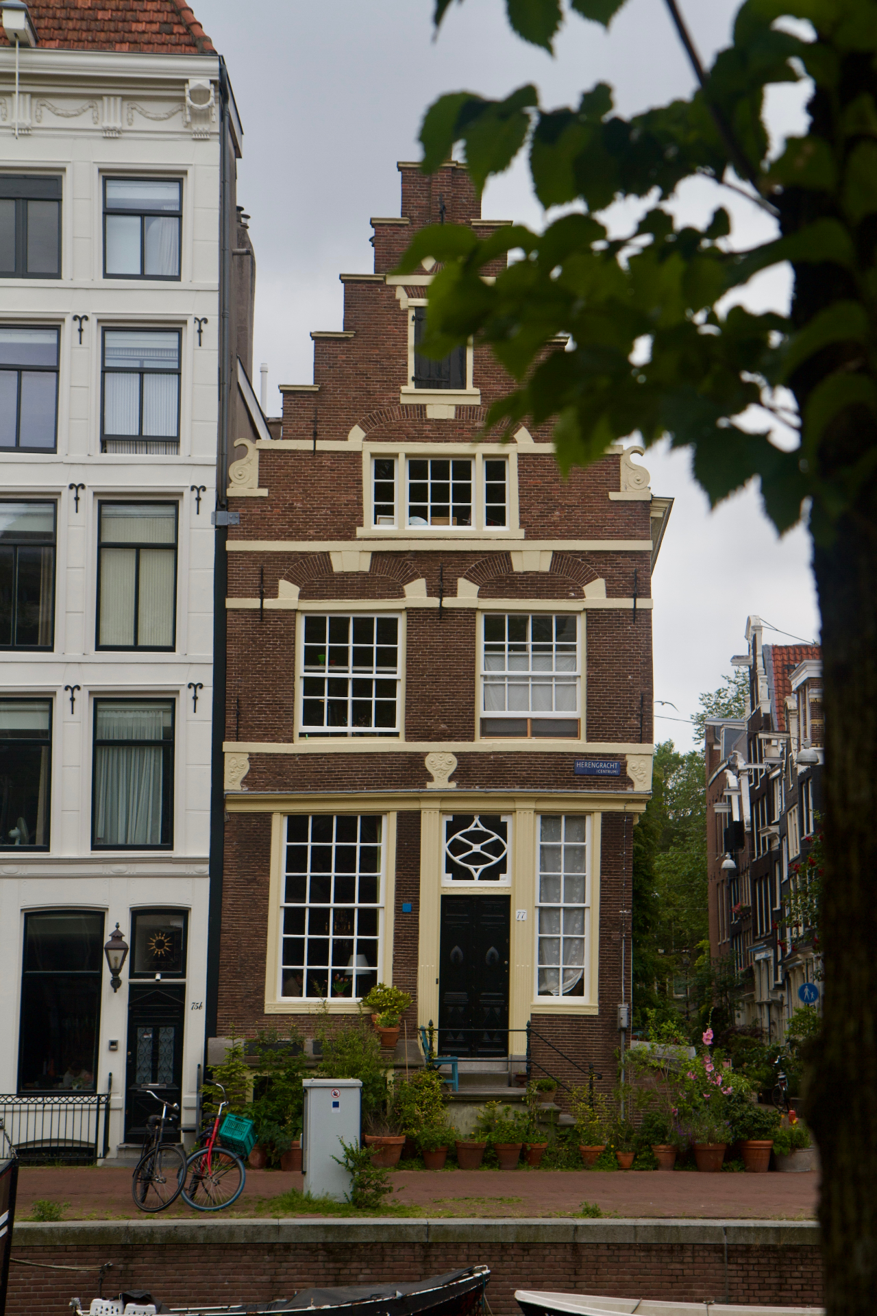 Smal Amsterdams grachtenpand aan het water