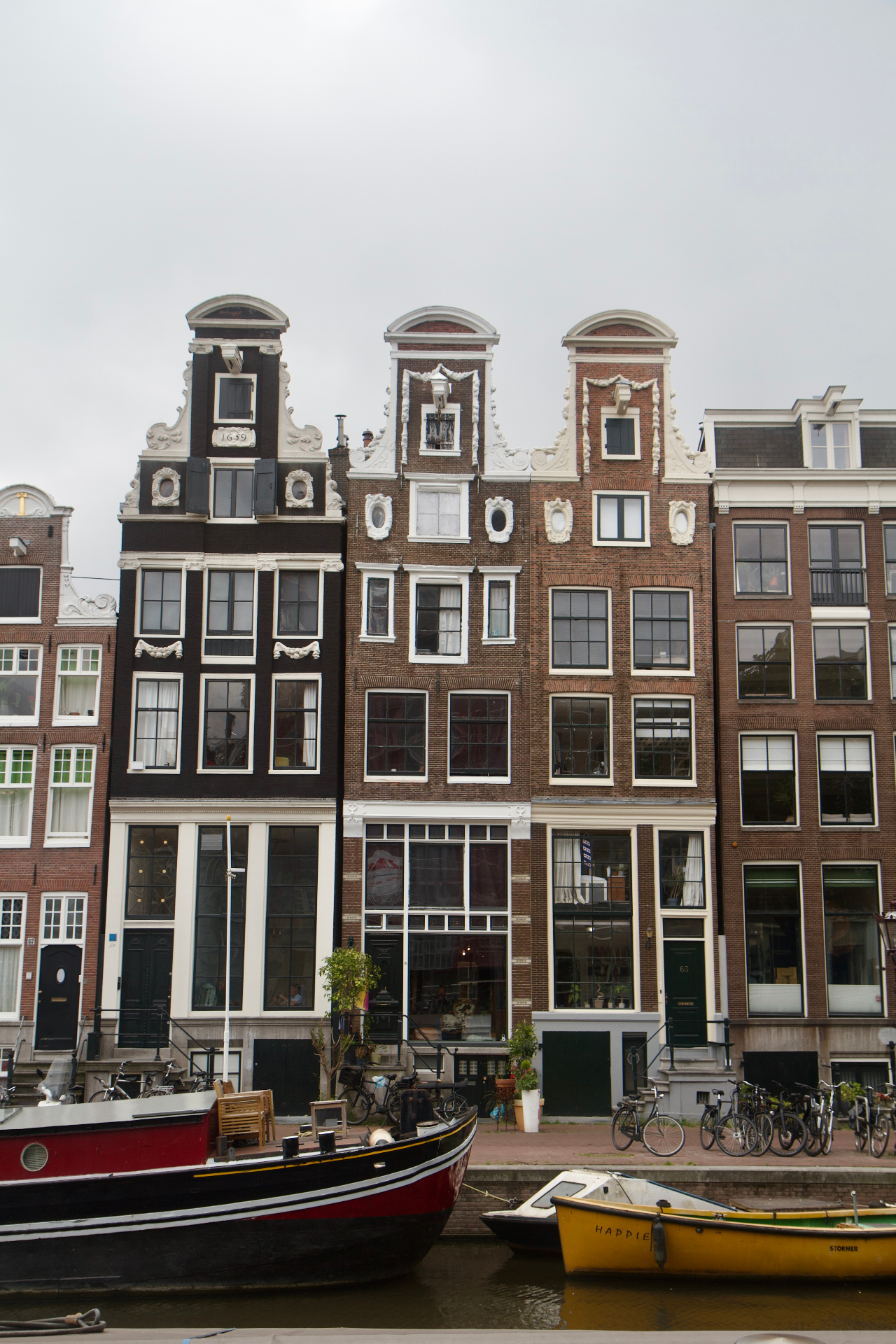 Rij Amsterdamse grachtenpanden langs het water